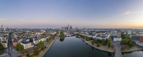 imagen panorámica de drones del horizonte de frankfurt por la mañana