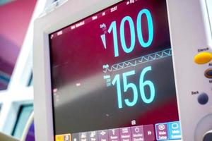 cierre de pb, signos vitales y monitor de frecuencia cardíaca en el hospital foto