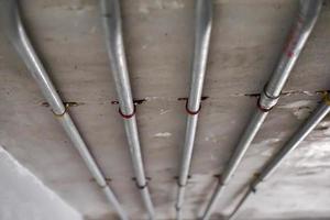 vista en perspectiva y estructura del cable eléctrico de tubería en edificios. foto