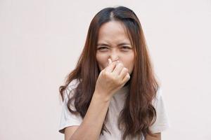 las mujeres asiáticas se tapan la nariz con las manos porque huelen mal. foto