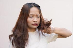 Las mujeres asiáticas se sorprenden cuando ven las puntas abiertas del cabello. foto