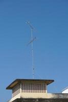 antena de tv en el techo del edificio foto