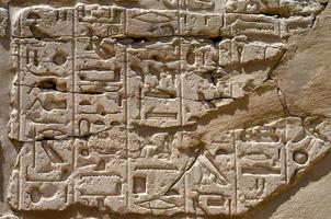 jeroglíficos antiguos en una pared de piedra en Egipto foto