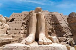 Estatua antigua en la sala de columnas en Luxor en Egipto foto