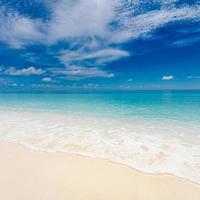 playa paraíso tropical con arena blanca y agua de mar azul viajes turismo amplio concepto de fondo panorámico. paisaje de playa idílico, olas suaves, paisaje de naturaleza pacífica. maravillosa costa de la isla, relax