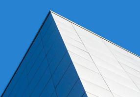 Fragmento de la esquina de un edificio moderno sobre un fondo azul. foto