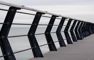 muelle junto al mar sin gente foto