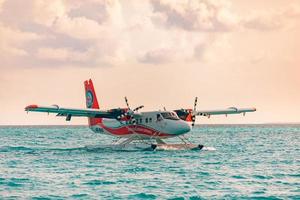 08.09.2019 - atolón ari, escena exótica de maldivas con hidroavión en el desembarco marítimo de maldivas. taxi hidroavión en el mar al atardecer antes del despegue. vacaciones o vacaciones en el fondo del concepto de maldivas. transporte aéreo foto