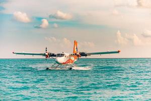 08.09.2019 - atolón ari, escena exótica de maldivas con hidroavión en el desembarco marítimo de maldivas. taxi hidroavión en el mar al atardecer antes del despegue. vacaciones o vacaciones en el fondo del concepto de maldivas. transporte aéreo foto