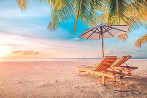 perfecta escena de playa tranquila, luz solar suave y arena blanca y mar azul interminable como paisaje tropical. hotel resort de lujo, vacaciones y paisaje de vacaciones. dos sillas para chaise lounge inspire concept