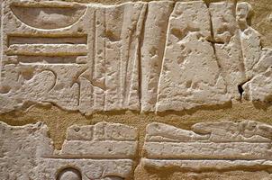 jeroglíficos antiguos en una pared de piedra en Egipto foto