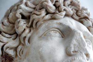 fragmento de escultura griega antigua foto