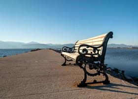 banco antiguo en el muelle del mar Egeo en Grecia foto