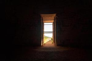 salir de una habitación oscura foto