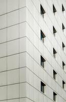 ventanas de un edificio comercial de oficinas vacío durante la cuarentena foto