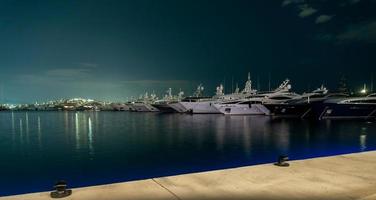 muchos barcos en la noche en el muelle en el mar Egeo atenas grecia foto