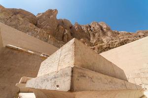 templo antiguo con jeroglíficos en la pared en egipto foto