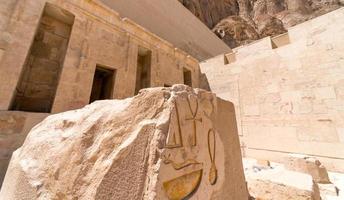 templo antiguo con jeroglíficos en la pared en egipto foto