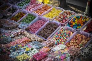 surtido de dulces multicolores hechos a mano en el puesto del mercado foto