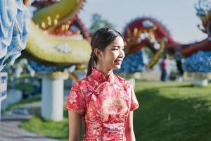 feliz Año Nuevo Chino. mujer asiática con vestido tradicional cheongsam qipao. foto