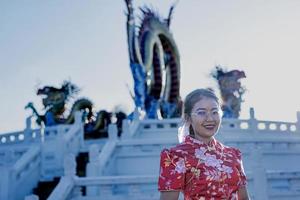 feliz Año Nuevo Chino. mujer asiática con vestido tradicional cheongsam qipao. foto