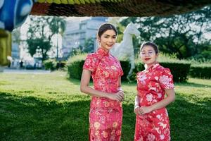 feliz Año Nuevo Chino. mujer asiática con vestido tradicional cheongsam qipao. foto