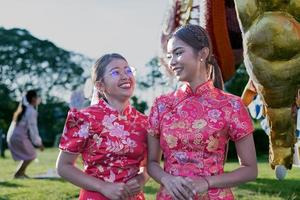 feliz Año Nuevo Chino. mujer asiática con vestido tradicional cheongsam qipao. foto