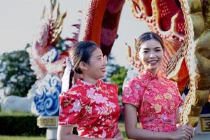 feliz Año Nuevo Chino. mujer asiática con vestido tradicional cheongsam qipao. foto