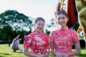 feliz Año Nuevo Chino. mujer asiática con vestido tradicional cheongsam qipao. foto