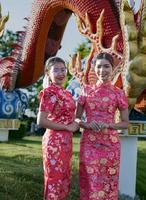 feliz Año Nuevo Chino. mujer asiática con vestido tradicional cheongsam qipao. foto