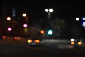 luces multicolores de la ciudad nocturna. calle nocturna iluminada con luces de coche. desenfocando las luces nocturnas de la ciudad. foto