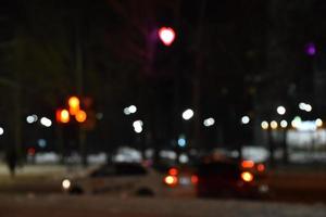 luces multicolores de la ciudad nocturna. calle nocturna iluminada con luces de coche. desenfocando las luces nocturnas de la ciudad. foto