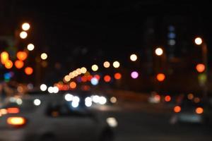 luces multicolores de la ciudad nocturna. calle nocturna iluminada con luces de coche. desenfocando las luces nocturnas de la ciudad. foto