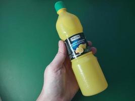 kyiv, ucrania - 18 de enero de 2023 empacando una botella de concentrado de limón foto