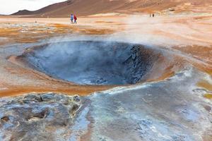 Ollas de barro caliente en el área geotérmica Hverir, Islandia