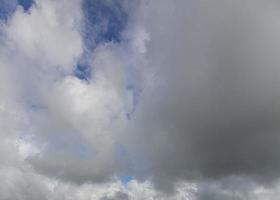 imagen de un cielo parcialmente nublado y parcialmente despejado durante el día foto