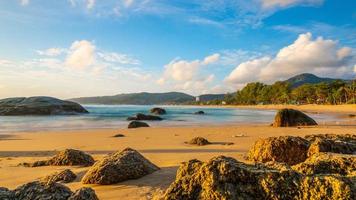 imagen panorámica de la playa vacía de kamala en phuket en tailandia durante la puesta de sol en verano foto