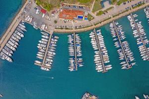 vista superior del puerto de vrsar con muchos barcos durante el día con agua turquesa foto