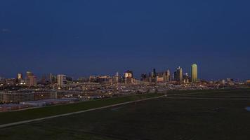 imagen panorámica de drones aéreos del horizonte de dallas y el parque de cuervos de trammel al atardecer en invierno foto