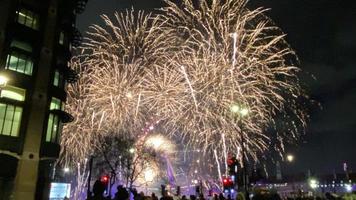 una vista de los fuegos artificiales de londres en la víspera de año nuevo foto