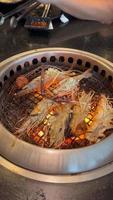 camarones a la parrilla. comiendo comida buffet en un restaurante japonés. buffet amante de la carne. video