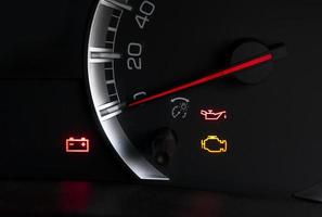 El salpicadero del coche muestra el icono de la luz de estado del motor, el aceite del motor y la batería foto