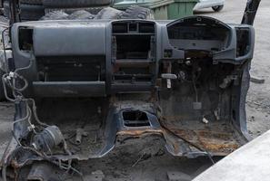 viejos autos destrozados en depósito de chatarra foto