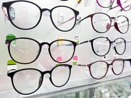 escaparate con gafas en la tienda de óptica moderna foto