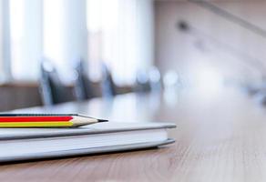 lápiz y cuaderno sobre la mesa en la sala de reuniones foto