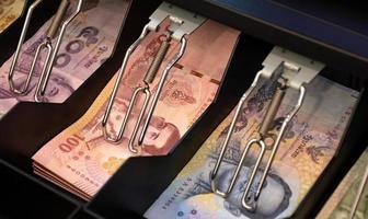 billetes de banco tailandeses en el cajero automático foto