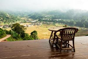 mañana con vista a la montaña en el restaurante rural o en la casa de familia. concepto de vacaciones, viajes y viajes. foto