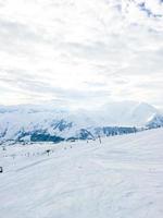 vista de las montañas nevadas. estación de esquí foto
