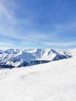 estación de esquí. vista de pendiente nevada y años foto