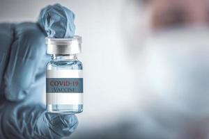 botella de frasco de vacuna azul para el tratamiento de la infección por el virus de la corona y generar inmunidad contra los virus covid-19, atención médica y concepto médico. foto